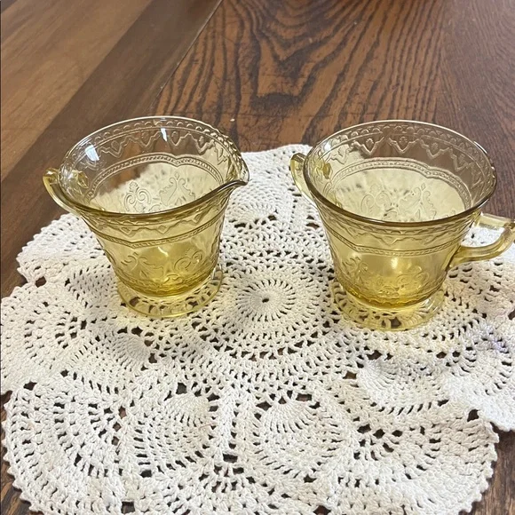 Vintage Yellow depression Glass Sugar and Creamer Set - Picture 2 of 3